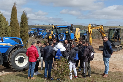 Profesores y alumnos de FP del Pico Frentes de Soria en la jornada formativa de maquinaria agrícola. HDS