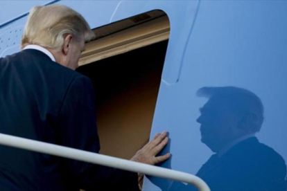 Trump sube a su avión en Hawái.-AP / ANDREW HARNIK