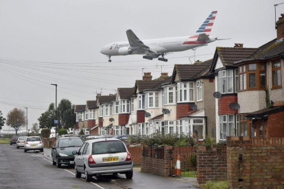 Viviendas junto al aeropuerto de Heathrow.-HANNAH MCKAY / EFE