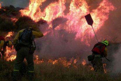 Varios efectivos se enfrentan a las llamas en el incendio de Yeste.-JUAN SAN MIGUEL