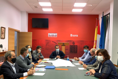 Reunión de trabajo entre el Ayuntamiento y los empresarios del polígono, la semana pasada. HDS