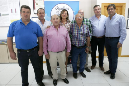 Milagros Marcos en Asamblea General en Villalpando junto con varios representantes del sector agrícola.-J. L. Leal / ICAL