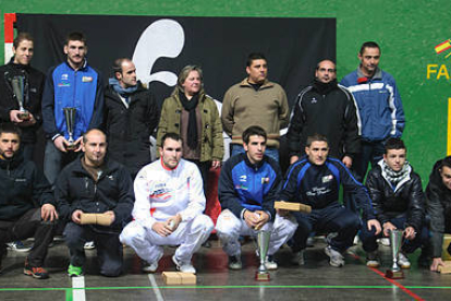 Foto de familia de los finalistas del Torneo de Navidad celebrado en Pinares desde el pasado mes de noviembre. / C.P. URBIÓN-