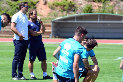 César Palacios junto a Jagoba Arrasate en un entrenamiento del equipo.-ÁLVARO MARTINEZ