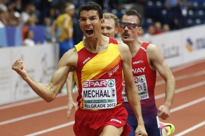 Adel Mechaal celebra el éxito en los 3.000 metros de Belgrado-AP / MARKO DROBNJAKOVIC