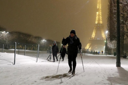Un esquiador en el Champ de Mars, cerca de la Torre Eiffel, en París.-/ GONZALO FUENTES (REUTERS)