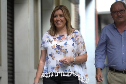 Susana Díaz, junto al secretario de Organización del PSOE andaluz, Juan Cornejo, a la llegada a su reunión con Pedro Sánchez este viernes.-DAVID CASTRO