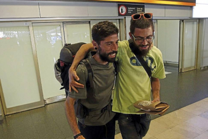 Fernando Martín, abrazado por un amigo, a su llegada a Barajas-Ical