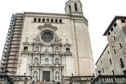 La plaza de la catedral de Girona, donde se halla la Casa Pastors.-FERRAN SENDRA