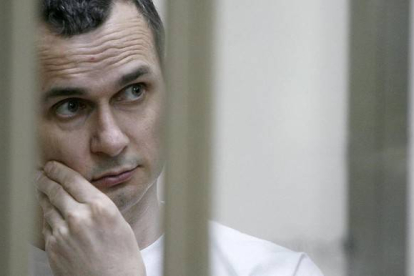 Oleg Sentsov escuchando las acusaciones que pesan sobre el en el juicio de este martes, en Rostov-on-Don.-Foto: AFP / SERGEI VENYAVSKY