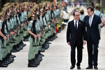El presidente de Francia, François Hollande, y el presidente del Gobierno, Mariano Rajoy, antes de la cumbre bilateral en Málaga.-AFP / GERARD JULIEN
