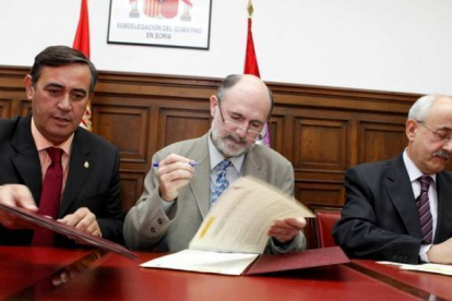 Antonio Pardo, Jesús Casas y José Antonio Tejero firman el convenio./ C.Serrano-