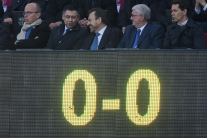 El 0-0 se refleja en el marcador por debajo del palco con el presidente Josep Maria Bartomeu.-JORDI COTRINA