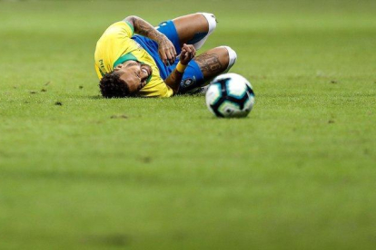 Neymar se dobló el tobillo en un balón disputado con el catarí Assim Madibo.-EFE