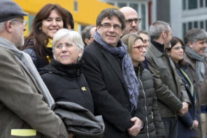 Encuentro de los diputados de Junts per Catalunya con Carles Puigdemont, este viernes en Bruselas.-VIRGINIA MAYO (AP)