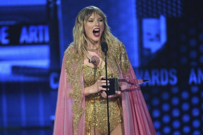 Swift, con su trofeo de ’artista de la década’ de los American Music Awards.-AP / CHRIS PIZZELLO
