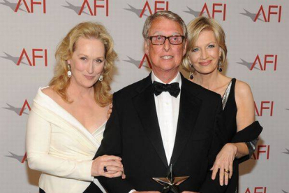 Mike Nichols posa con el premio a toda su carrera junto a su esposa, Diane Sawyer (derecha), y la actriz Meryl Streep, en junio del 2010.-Foto: AFP / FRAZER HARRISON