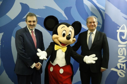 El presidente de Telefónica, Luis Miguel Gilpérez, y el consejero delegado de Disney España, Simón Amselem.-PACO CAMPOS / EFE