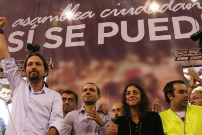 Pablo Iglesias, con el puño en alto, en la asamblea ciudadana de Podemos el pasado 19 de octubre en Madrid.-Foto: AGUSTÍN CATALÁN