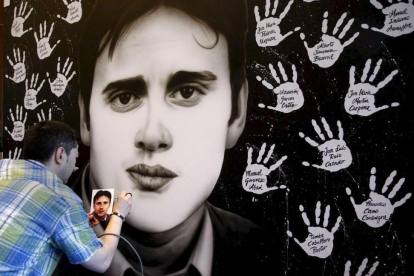 Un artista pinta el retrato del concejal del PP asesinado por ETA-MIGUEL TOÑA / EFE