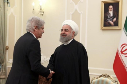 El ministro de Exteriores español, Alfonso Dastis, saluda la presidente de Irán, Hasán Rohani, este miércoles en Teherán.-EFE