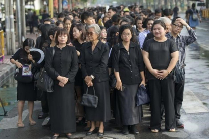 Tailandeses de duelo por la muerte del rey.-AP / GEMUNU AMARASINHE