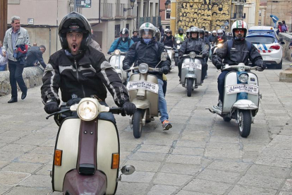 Lambrettas llegadas de todo el mundo tomaron la plaza Mayor.-MARIO TEJEDOR