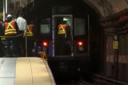 Un hombre muere al quedar enganchado en las puertas del metro en Nueva York.-ATLAS