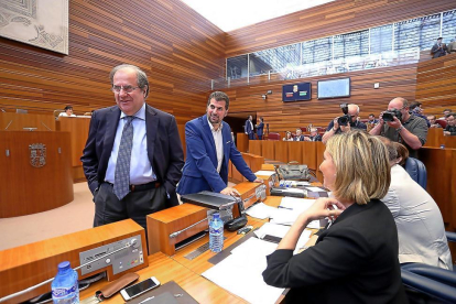 Herrera y Tudanca durante el Pleno de las Cortes.-ICAL