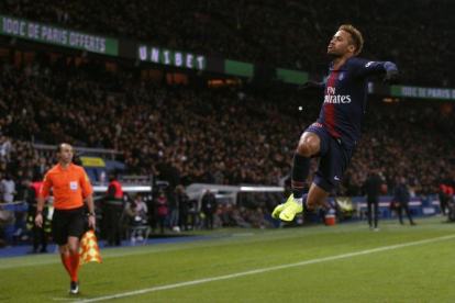 Neymar, la gran estrella del PSG, celebra el segundo gol de su equipo ante el Lille.-AP