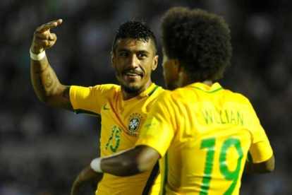 Paulinho celebra un gol contra Uruguay el pasado mes de marzo con su compañero en la selección brasileña Willian.-AFP / DANTE FERNANDEZ