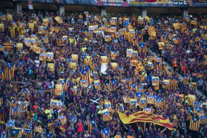 Aficionados del Barça mostrando 'estelades' en la final de la Champions en Berlín, el pasado 6 de junio.-Foto: JORDI COTRINA