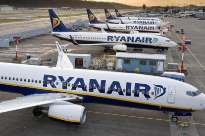 Aviones de Ryanair en el aeropuerto de Madrid.-EUROPA PRESS
