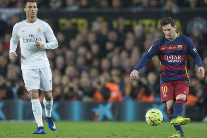 Cristiano Ronaldo y Messi, en el último clásico disputado en el Camp Nou, en abril pasado.-JORDI COTRINA