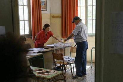 La gente espera su turno para votar durante el referéndum a Atenas.-Foto:   ARMANDO BABANI / EFE