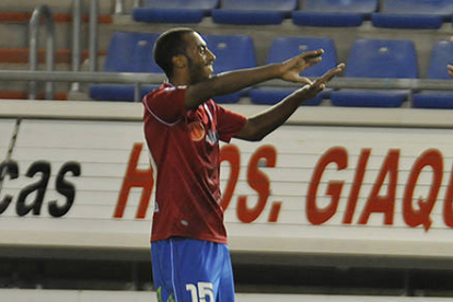 Akapo podrá ocupar el lateral derecho rojillo. / DIEGO MAYOR-