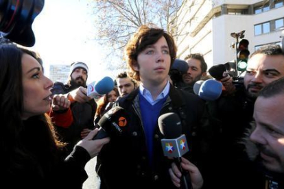 El pequeño Nicolás, a la salida de los juzgados de la plaza de Castilla de Madrid, el pasado diciembre.-JUAN MANUEL PRATS