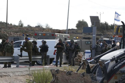 Las fuerzas de seguridad israelíes montan guardia en el lugar del supuesto intento de apuñalamiento en Tapuah.-AFP/ AHMAD GHARABLI