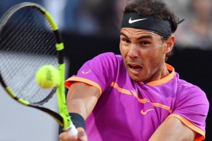Nadal ejecuta un golpe en su partido ante Sock en Roma.-ETTORE FERRARI