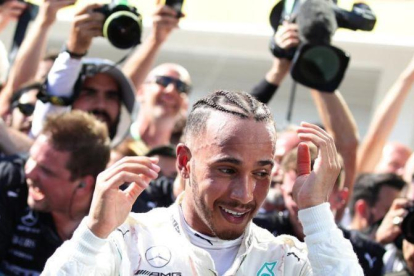 Lewis Hamilton celebra su victorias tras bajarse de su Mercedes en Hungaroring.-REUTERS / LISI NIESNER