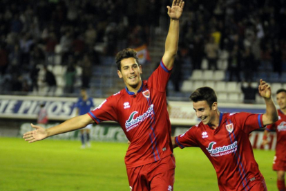 El Numancia se reencuentra con la victoria un mes después al vencer al Oviedo.-Diego Mayor
