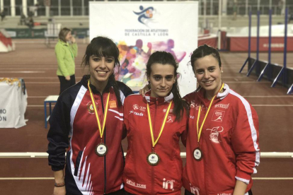 Natalia Tejedor, en el centro de la imagen, fue oro en longitud e Isabel Hernández (derecha) fue bronce.-Cedida