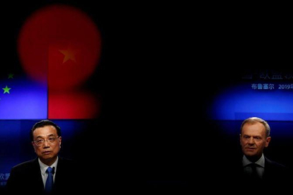 El primer ministro chino, Li Keqiang, y el presidente de la UE, Donald Tusk, este martes en rueda de prensa.-SUSANA VERA (REUTERS)