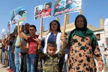 Protesta de kurdos sirios de Ras Al Ain contra la ofensiva turca, este jueves.-STRINGER (EFE)