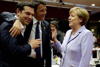 Alexis Tsipras (izq), primer ministro de Grecia; su homónimo italiano, Matteo Renzi (centro) y Angela Merkel, cancillera alemana, en Bruselas, el 25 de junio del 2015.-ALAIN JOCARD