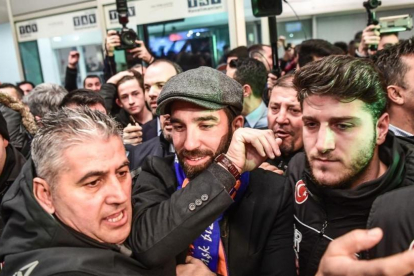 Arda, en su llegada a Estambul para fichar por el Basaksehir-AFP / OZAN KOSE