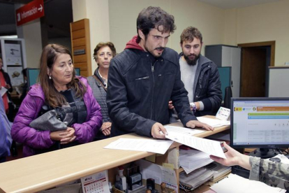 Miembros de Podemos entregan el escrito en la Subdelegación-Mario Tejedor