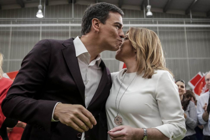 Pedro Sánchez besa a Susana Díaz, durante el comité federal del PSOE.-EFE / EMILIO NARANJO