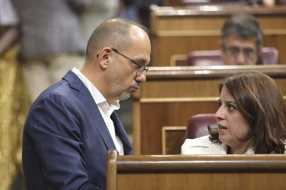 El portavoz del PDECat en el Congreso, Carles Campuzano, habla con su homóloga socialista, Adriana Lastra.-DAVID CASTRO