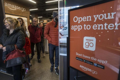 Compradores salen de la tienda de Amazon Go, en Seattle, este lunes.-AFP / STEPHEN BRASHEAR